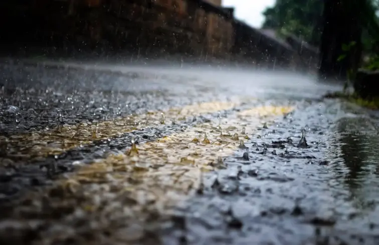 Chuva a cair numa estrada.